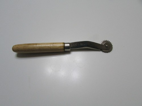 VTG Light Brown Wood Handle Stainless Steel Rolling Head Tracing Wheel Sewing