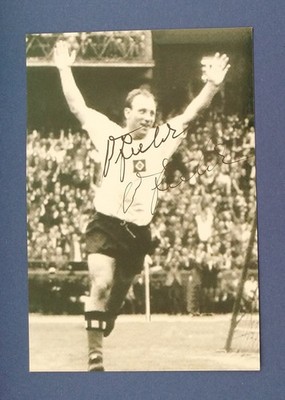 18945 Uwe Seeler Hamburger SV Foto original signiert