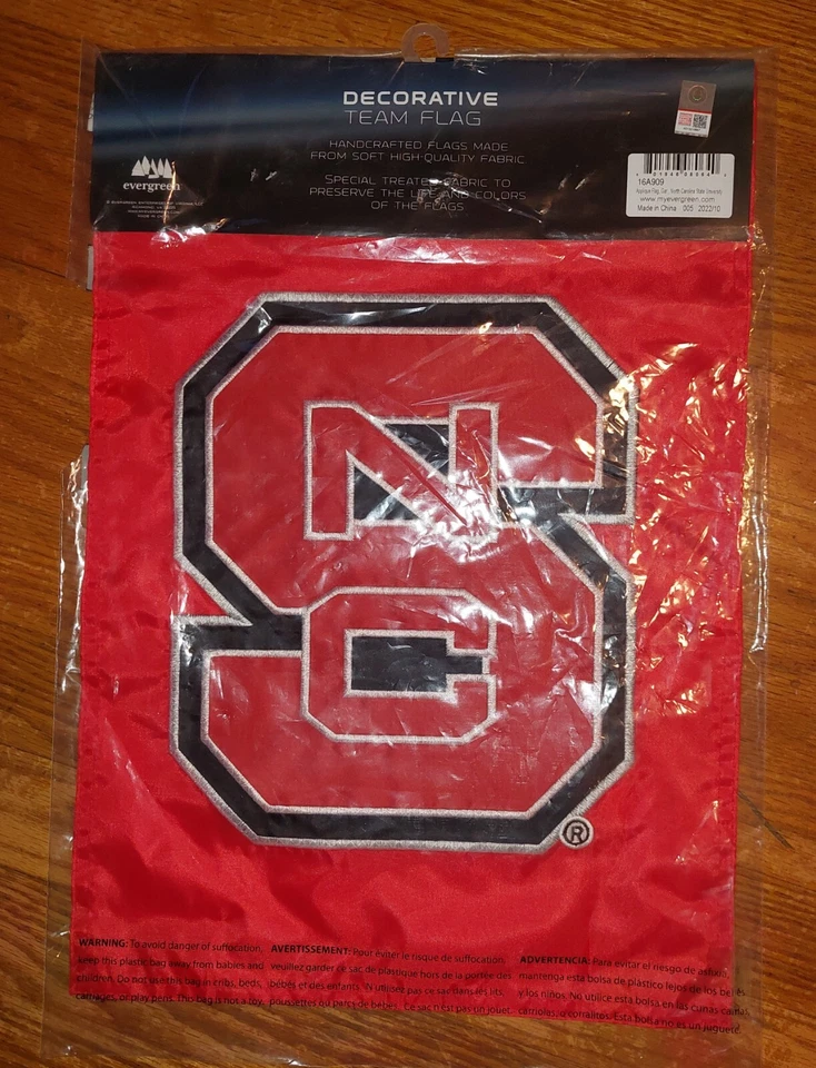Nueva bandera Evergreen, Universidad Estatal de Carolina del Norte, 18"" x 12,5"" pulgadas Foto 2 de 2