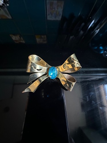 Broche con lazo dorado con cristal azul - Joyería inspirada elegante - Imagen 4 de 4