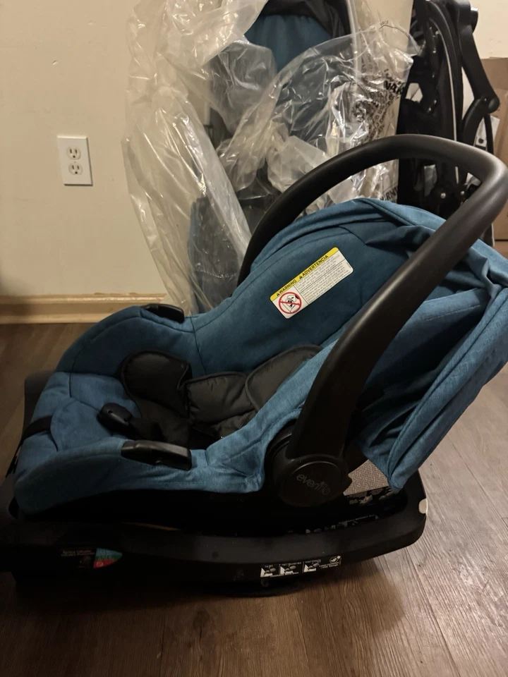 Cochecito de bebé Baby Carriage Essentials nuevo estado y nuevo bueno para usar Foto 2 de 3