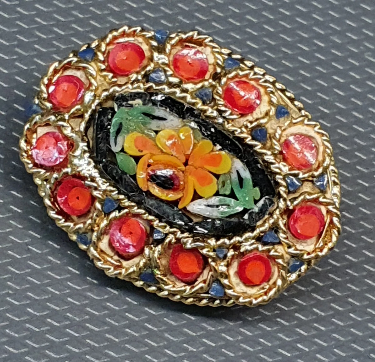 ancienne broche vintage en micro mosaïque et métal doré Bijoux Décor