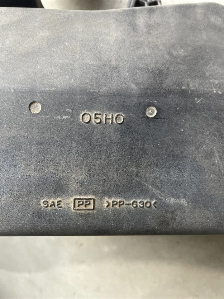 Suzuki Burgman  AN400  Air Cleaner Air Box 2007-2009  Oem 13700-05H00 - image 2 of 4