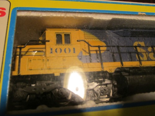 Atlas No. 7011 HO SD35 Diesel Santa Fe Cab #1001 w/ BOX RR Train Locomotive - Picture 2 of 4