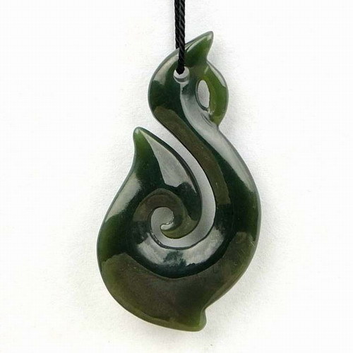Collier Pendentif Jade Néphrite Sculpté Maori Hei Matau - Longueur 84 Cm - Neuf