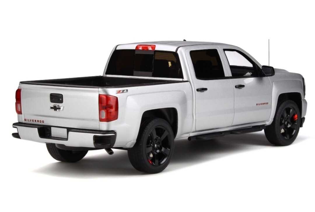 Chevrolet Silverado Redline Edition 2018 Ice Silver Met 1:18 GT
