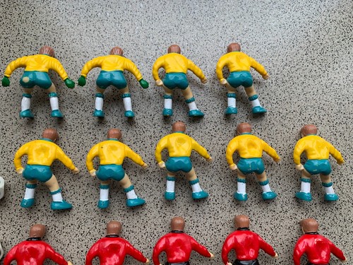 18 plastic figures of football players for the game table football, 2 balls - Picture 8 of 11