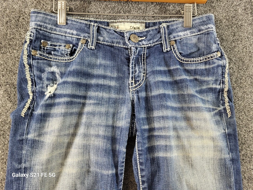 Jeans jeans feminino BKE Stella Capris ACT TAM 30x23 lavagem média bigode desgastado - Imagem 2 de 4