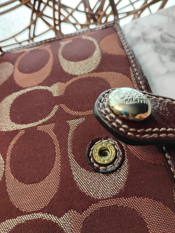 Cartera sobre vintage Coach borgoña con estampado de charol y2K Foto 4 de 4