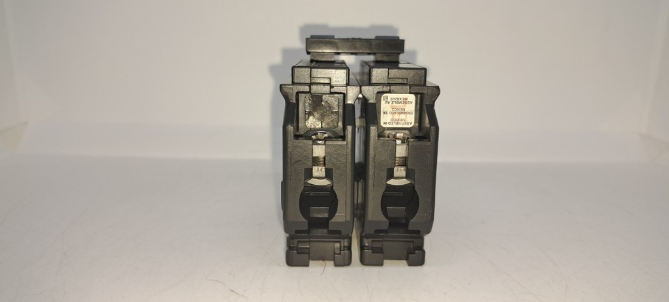 Disjoncteur Square D Homeline HOM235 - 2 Pôles, 35A, 120/240V, Type HOM, Enfichable, Fabriqué Au Mexique
