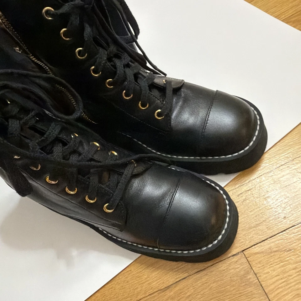 Auténticas botas de combate Chanel negras al tobillo 6,5 usadas una vez con caja que falta lengüeta Foto 2 de 4