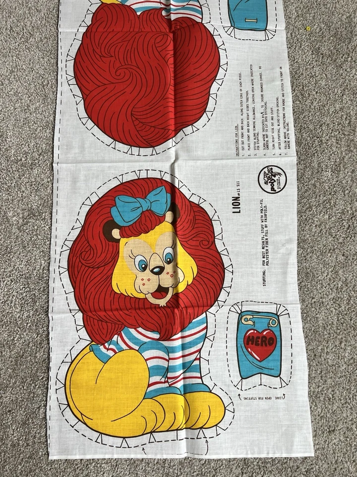 Panel de tela de almohada de héroe león estilo años 50 raro corte y costura artesanal de PolyFil Foto 2 de 3