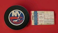 New York Islanders Old TICKET & Regulation Souvenir HOCKEY PUCK  