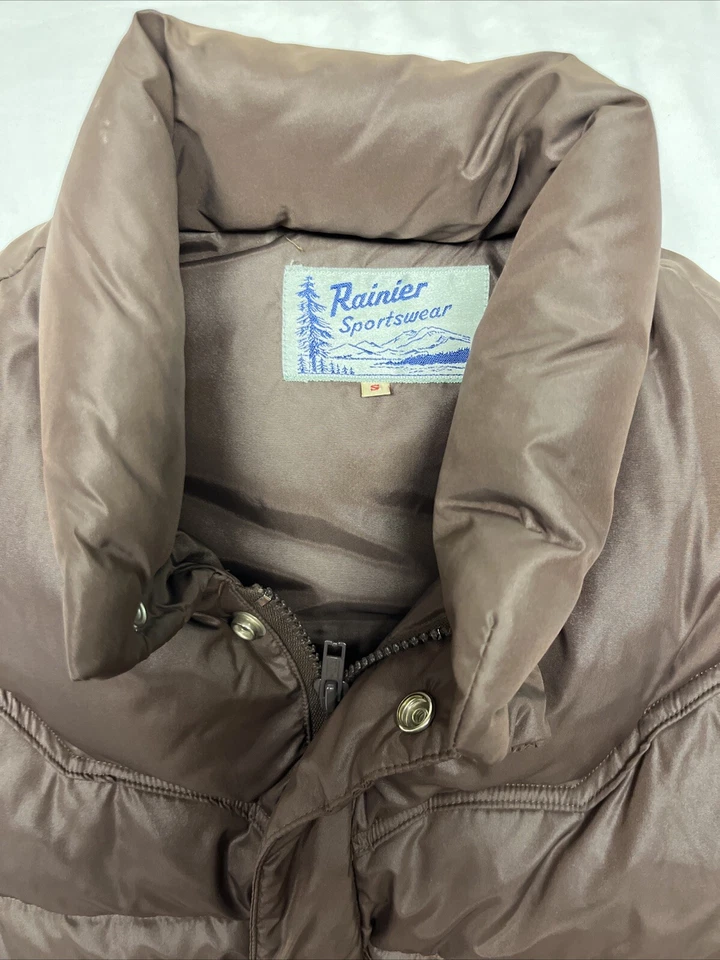Chaleco aislante de plumón marrón vintage años 80 Rainier ropa deportiva para hombre pequeño acolchado Foto 3 de 4