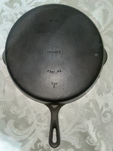 Griswold Cast Iron #10 Small Logo Skillet Sits Very Flat Nice For Vtg 716E Erie