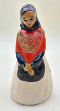 38/3 Figur / Frau in traditionellem Gewand / aus Keramik / handbemalt / signiert
