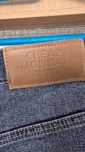 cheap monday jeans in W34 L32 in Blau guter Zustand - Bild 4 von 6