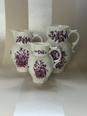Drei abgestufte Royal Worcester Maskenkrüge mit lila Blumendesign auf weißem Gro