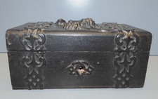 -JOLI ANCIENNE BOITE COFFRET BOIS NOIRCI INTERIEUR TISSU FLEURI VITRINE BIJOU  D