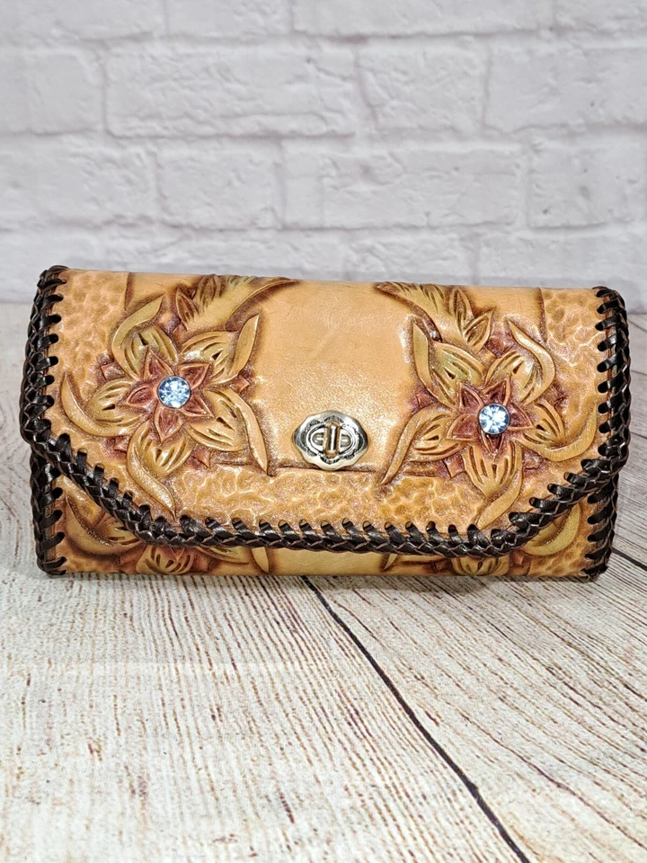 Cartera sin asas única de cuero tooled con estrás en relieve joya unicornio Turnlock Foto 2 de 4