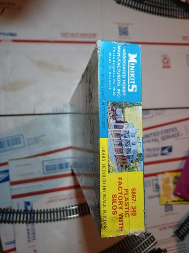 Sealed Minikits HO Plastic Factory with Silos #5867 - Picture 2 of 3