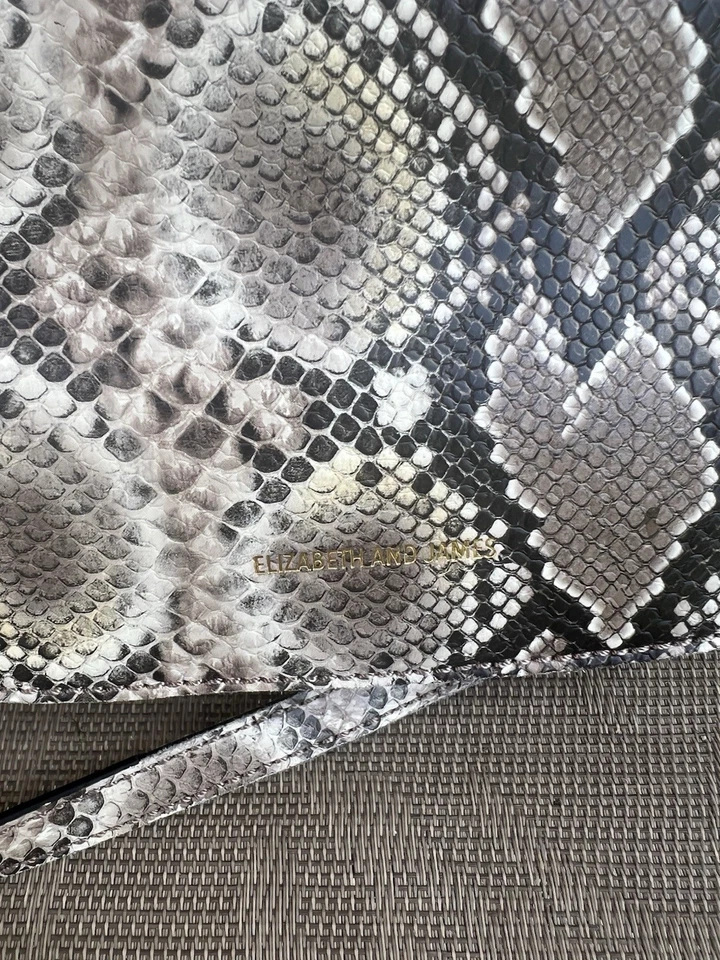 Bolso de hombro para mujer Elizabeth and James marrón y negro estampado de piel de serpiente Foto 2 de 4
