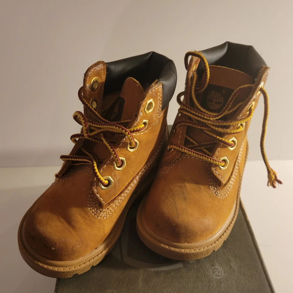 Botas impermeáveis Timberland Toddler Premium 6" trigo nobuck modelo 10860 tamanho 5 - Imagem 2 de 4