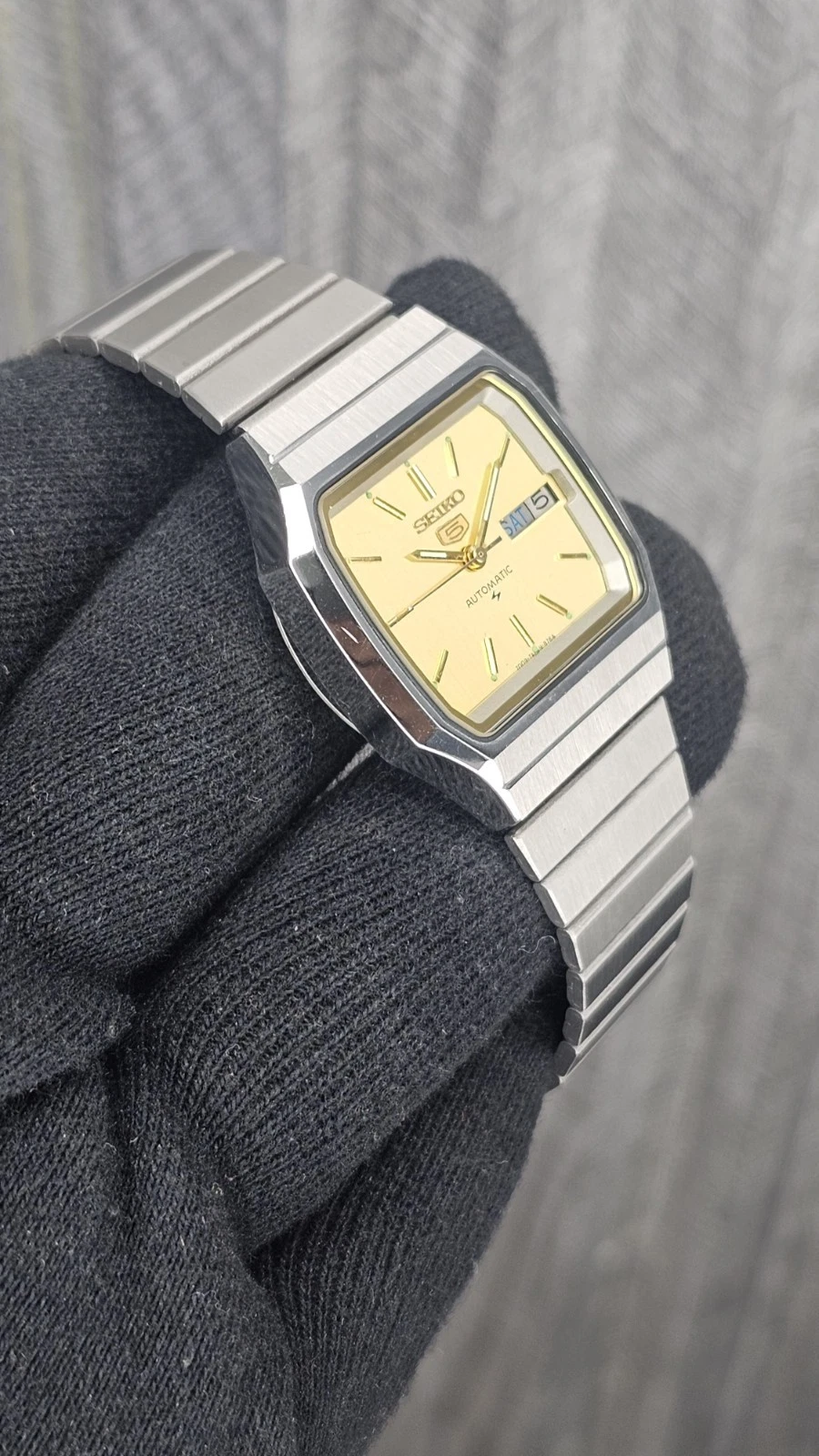 square vintage Seiko 5 automatic 21 jewels 7009-2060 day/date men’s wristwatch J