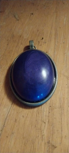 VETEMENTS Ciondolo cabachon viola acrilico