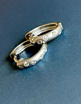 Cervin Blanc 18kt Weißgold Diamant Creolen Streumuster matt Huggies