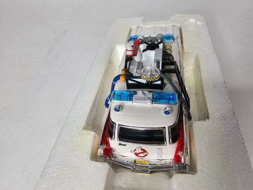 Hot Wheels Elite 1:43 Ghostbusters ECTO-1 No. W1194 - Picture 4 of 9
