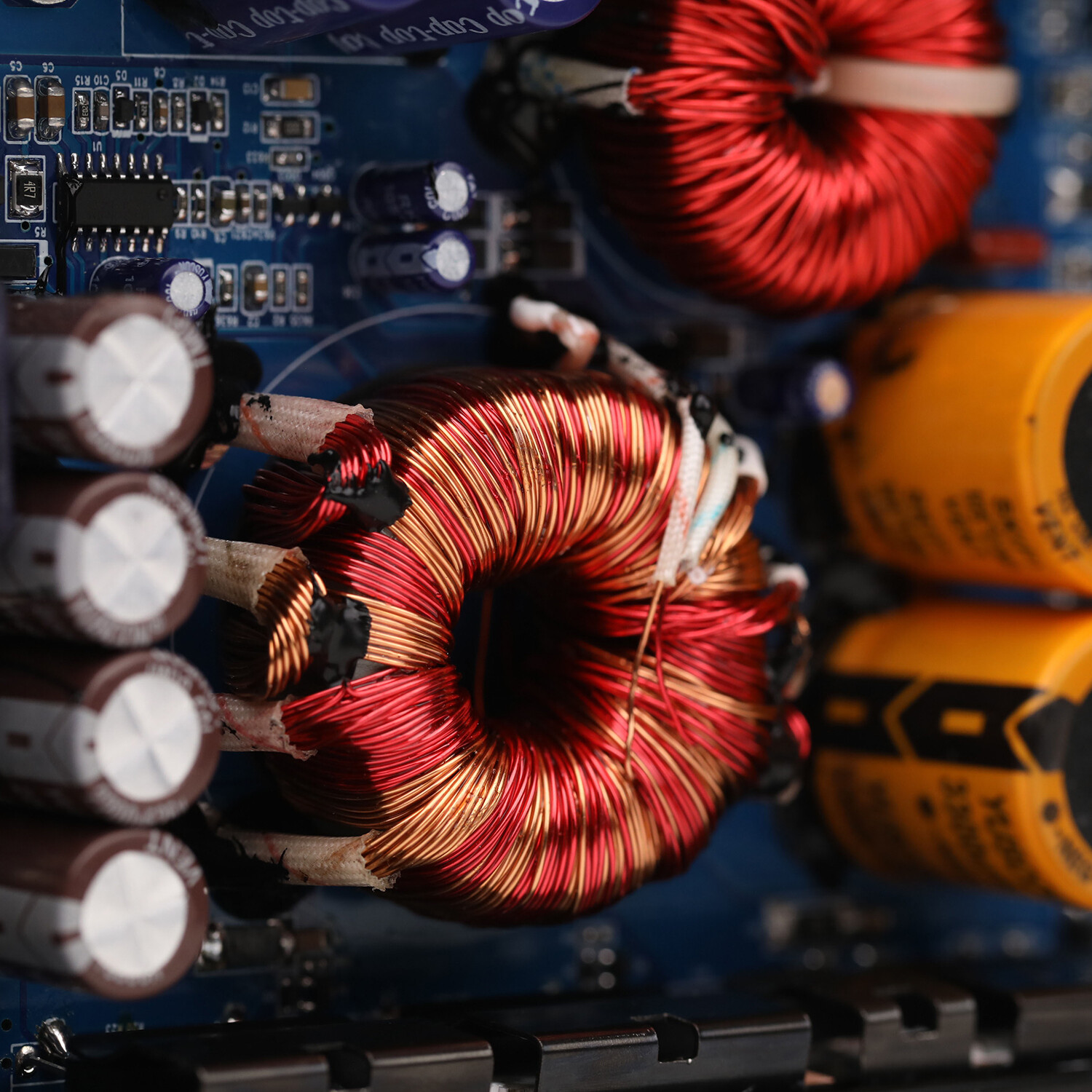 Автомобильный стереомонооусилитель MB QUART FA2-15001 мощностью 1500 Вт 1 Ом Пульт дистанционного управления басами Комплект усилителя