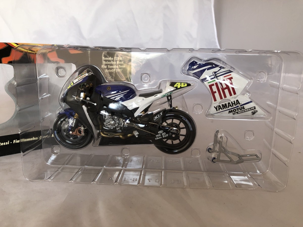 Modellino Minichamps Valentino Rossi FIAT YAMAHA TEAM YZR-M1 MOTO