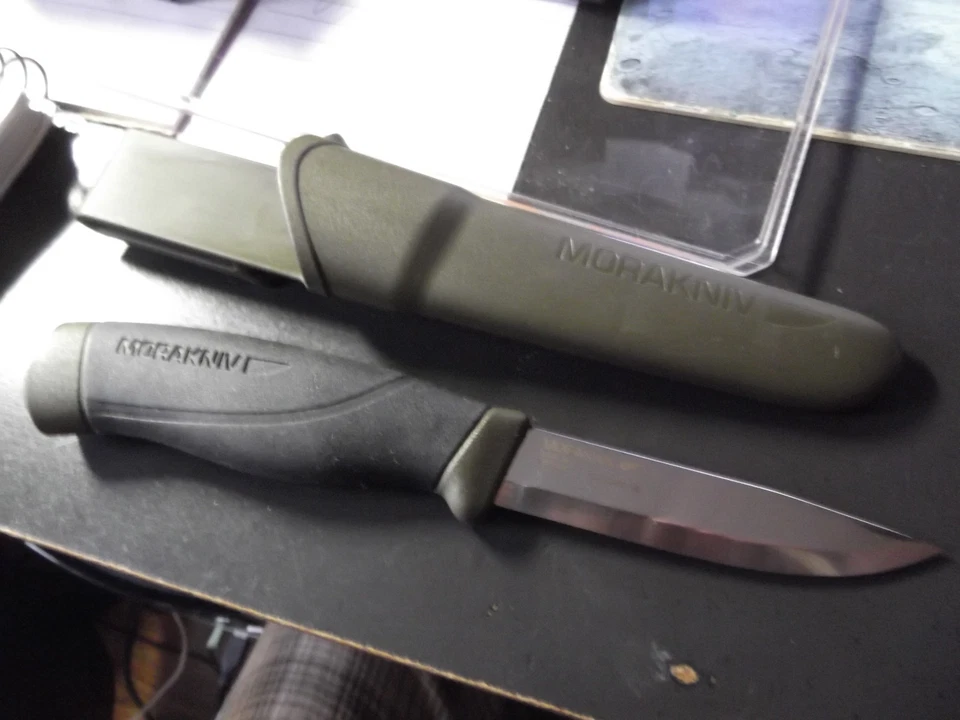 8.75" MORAKNIV SERIE MILITAR HOJA DE CARON AFILADA ESPECIFICACIONES MILITARES VERDE Y NEGRO Foto 4 de 4