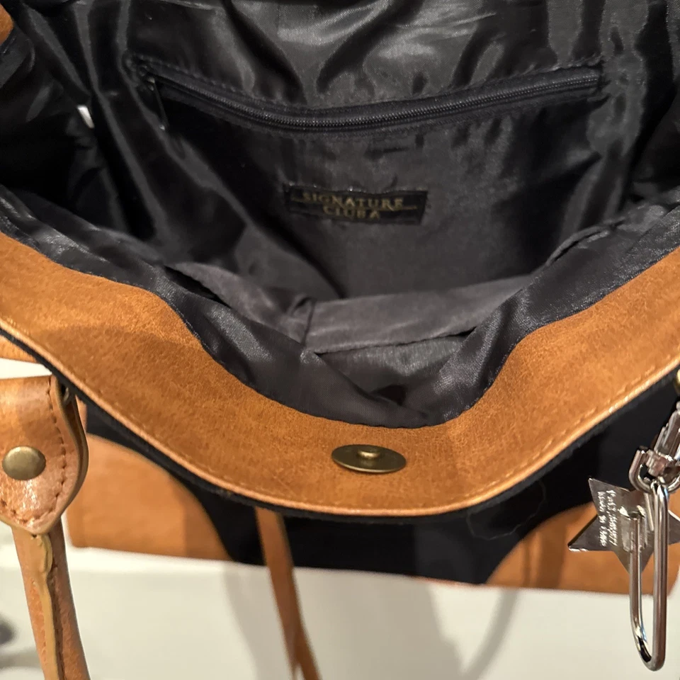 Bolsa tote Signature Club A preta de lona e couro sintético marrom com berloque - Imagem 3 de 4