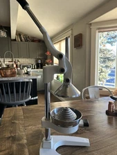 Il Mulino New York Heavy Duty  Citrus Juicer Press – Cast Iron & Stainless Steel