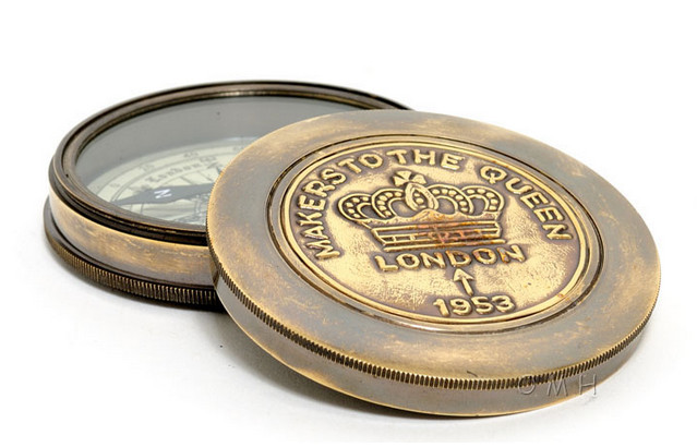 Создатели копии компаса Queen Poem Compass с кожаным футляром и Робертом Фростом