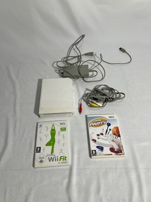 Nintendo Wii Konsole mit Wii Fit & Game Party   gebraucht 