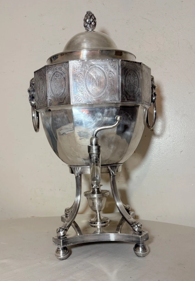Antigua urna de agua caliente inglesa Sheffield Plateada Samovar con asas de león Foto 3 de 4