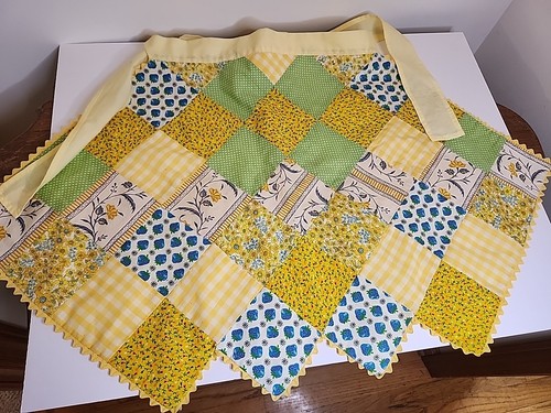 Vintage 1970s Patchwork Half Apron w/ scalloped Border- blue, green , yellow - Picture 1 of 19
