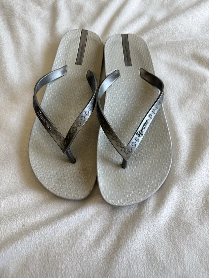Chanclas Ipanema gris/plateadas para mujer talla 9 usadas Foto 2 de 4