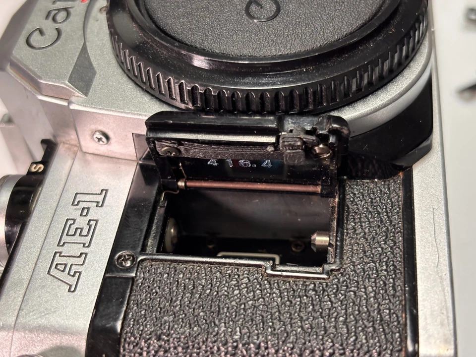 Genérico Canon AE-1, Programa AE-1 y Pestillo de puerta de batería A-1 - Nuevo [PROBADO para ajuste] Foto 3 de 4