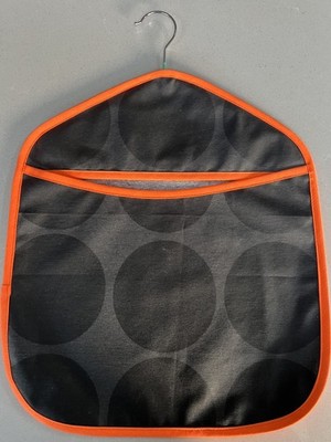 Klammertasche schwarz Riesenpunkte neonorange Borte beschichtete Baumwolle abwischbar Handarbeit