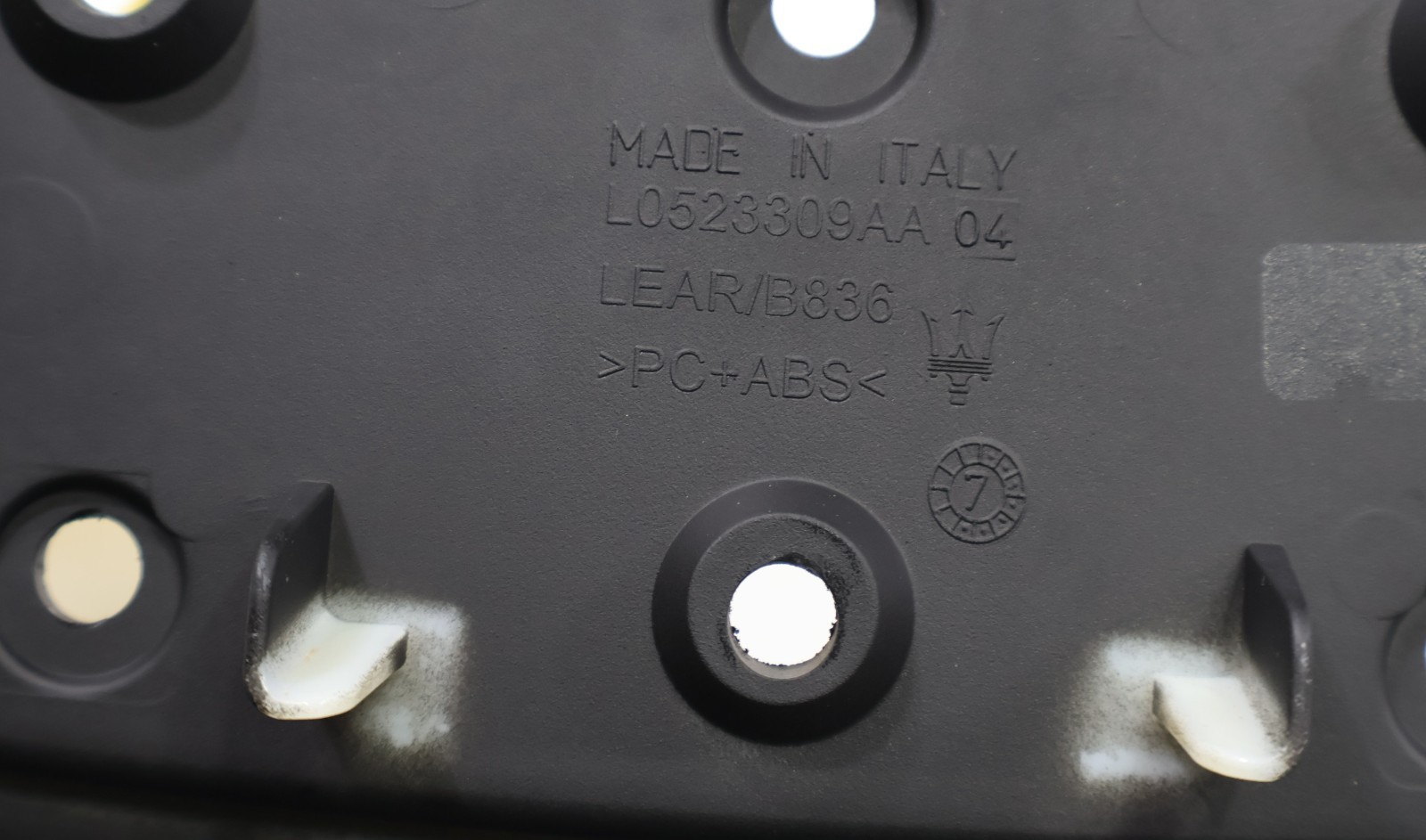 2017 - 2020 MASERATI GHIBLI FRONT LEFT SEAT HEADREST BRACKET TRIM COVER OEM