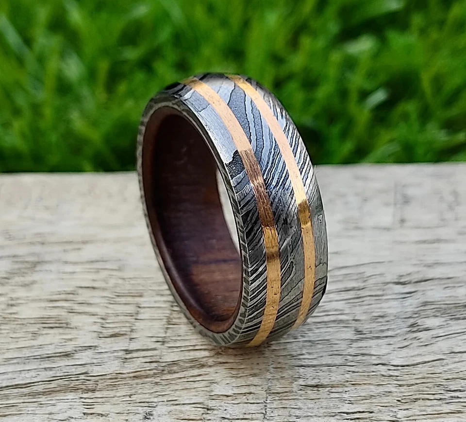 Anillo para hombre personalizado manga madera doble incrustación de latón acero Damasco banda Foto 2 de 4