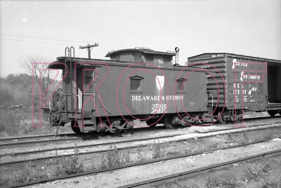 Delaware & Hudson (D&H) Caboose 35916 at Ft. Edwards, NY - 8x10 Photo