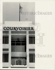 1990 Press Photo Megan Kelly in one of the condos at the Courvoisier - lra35190
