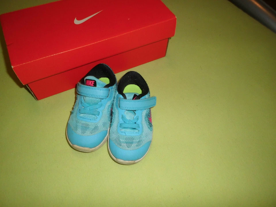 Neuwertige Nike Revolution 3 Turnschuhe Sneaker Klettverschluß Gr 22 - Bild 2 von 3