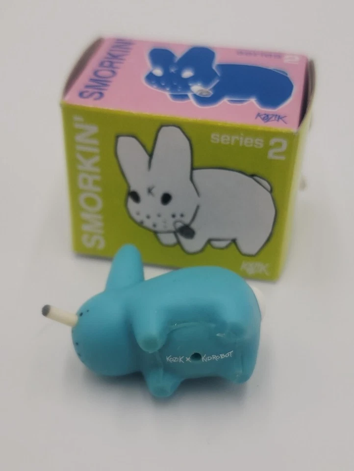 Kidrobot SMORKIN' LABBIT Serie 2 AZUL CLARO Mini Figura Vinilo 1.5" Frank Kozik Foto 3 de 4