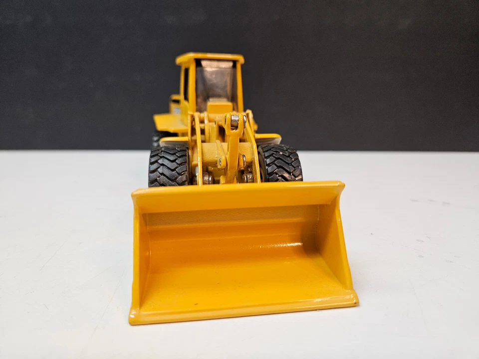 Cargadora de ruedas John Deere 744H diecast Ertl de colección escala 1/50 1998 construcción Foto 3 de 4